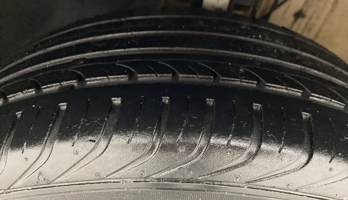2017 Volkswagen Ameo COMFORTLINE 1.2, Petrol, Manual, 16,763 km, Right Front Tyre Tread