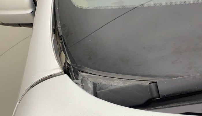 2015 Mahindra XUV500 W8, Diesel, Manual, 97,661 km, Bonnet (hood) - Cowl vent panel has minor damage