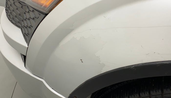 2015 Mahindra XUV500 W8, Diesel, Manual, 97,661 km, Left fender - Paint has minor damage