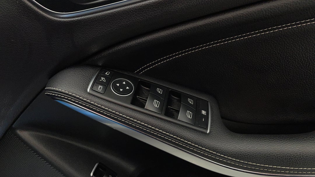 2016 Mercedes-benz GLA 180, Automatic, 99644 km, Drivers Side Door Panel Controls