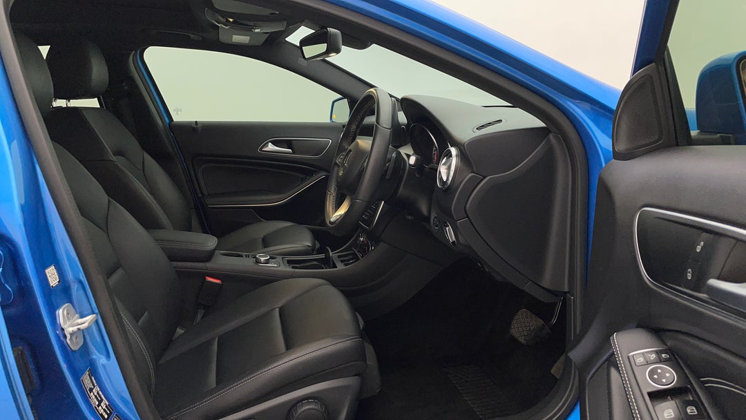 2016 Mercedes-benz GLA 180, Automatic, 99644 km, Right Side Front Door Cabin View