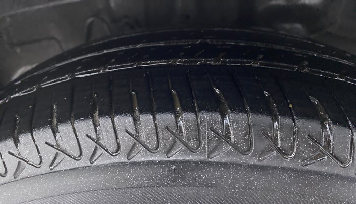 2015 Hyundai Eon ERA PLUS, CNG, Manual, 53,594 km, Right Rear Tyre Tread