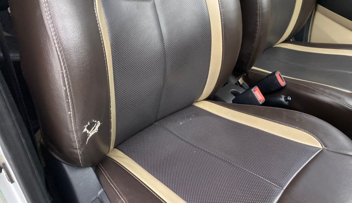 2015 Hyundai Eon ERA PLUS, CNG, Manual, 53,594 km, Driver seat - Cover slightly torn