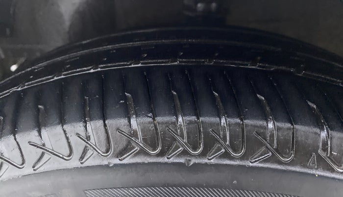 2015 Hyundai Eon ERA PLUS, CNG, Manual, 53,594 km, Left Front Tyre Tread