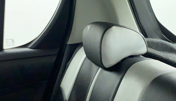 2012 Maruti Swift VXI, Petrol, Manual, 22,796 km, Second-row right seat - Headrest adjuster not working