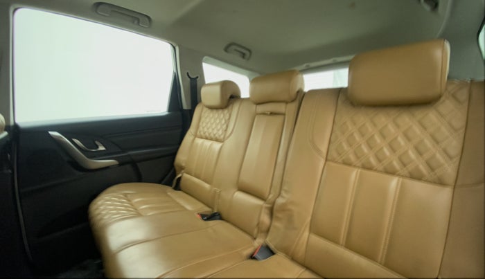 2019 Mahindra XUV500 W11 (O), Diesel, Manual, 29,847 km, Right Side Rear Door Cabin