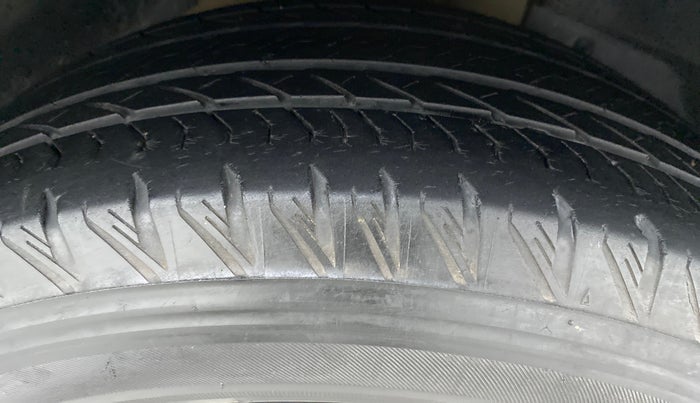 2019 Mahindra XUV500 W11 (O), Diesel, Manual, 29,847 km, Right Front Tyre Tread