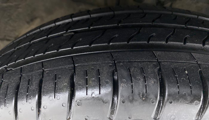 2016 Maruti Swift VXI OPT, Petrol, Manual, 51,988 km, Right Front Tyre Tread