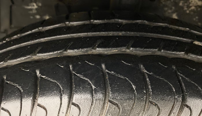 2015 Maruti Swift VXI D, Petrol, Manual, 17,940 km, Left Front Tyre Tread