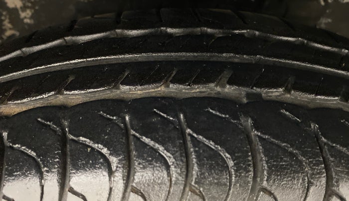 2015 Maruti Swift VXI D, Petrol, Manual, 17,940 km, Right Front Tyre Tread