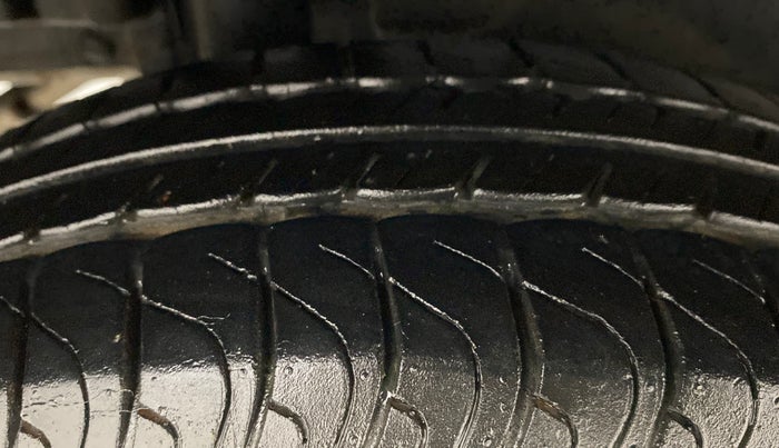 2015 Maruti Swift VXI D, Petrol, Manual, 17,940 km, Right Rear Tyre Tread