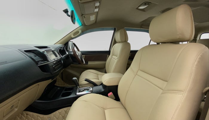 2015 Toyota Fortuner 3.0 AT 4X2, Diesel, Automatic, 92,028 km, Right Side Front Door Cabin