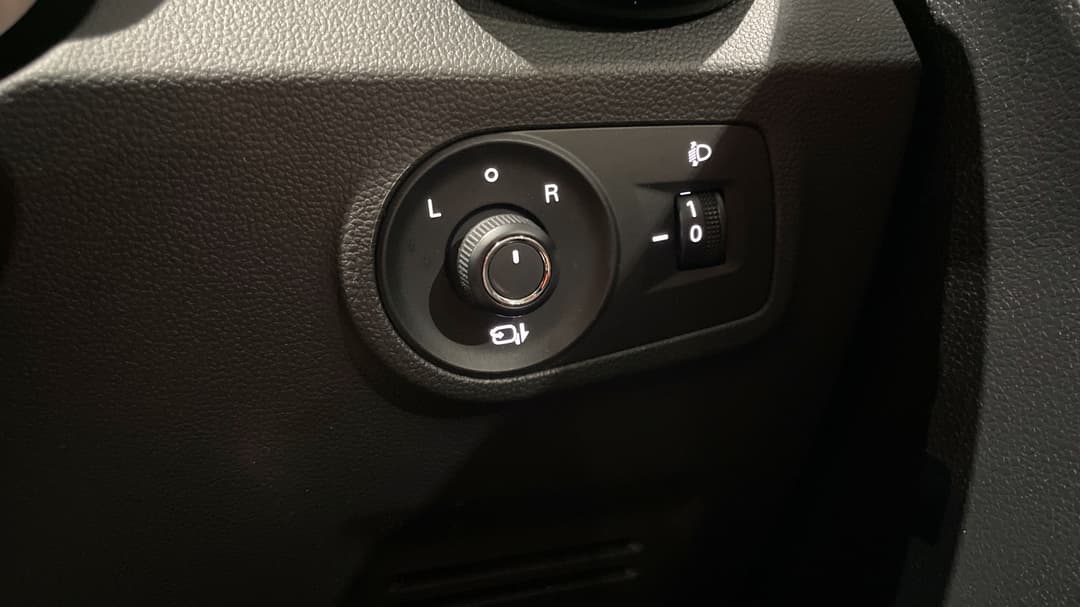 2020 MG ZS EV Essence, Automatic, 83813 km, Utility Switches/Buttons