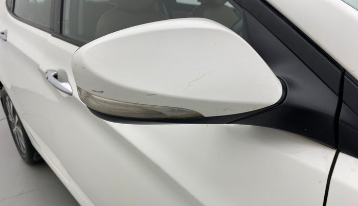 2015 Hyundai Verna FLUIDIC 1.6 CRDI SX AT 4S, Diesel, Automatic, 83,323 km, Right rear-view mirror - Indicator light has minor damage