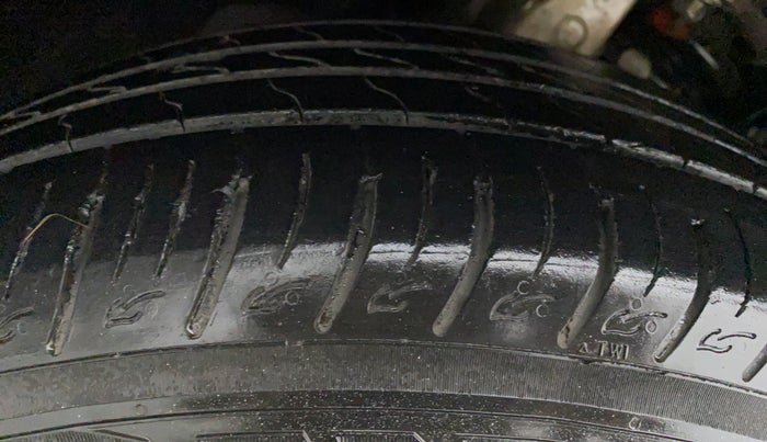 2019 Mahindra MARAZZO M6 8 STR, Diesel, Manual, 17,779 km, Right Rear Tyre Tread