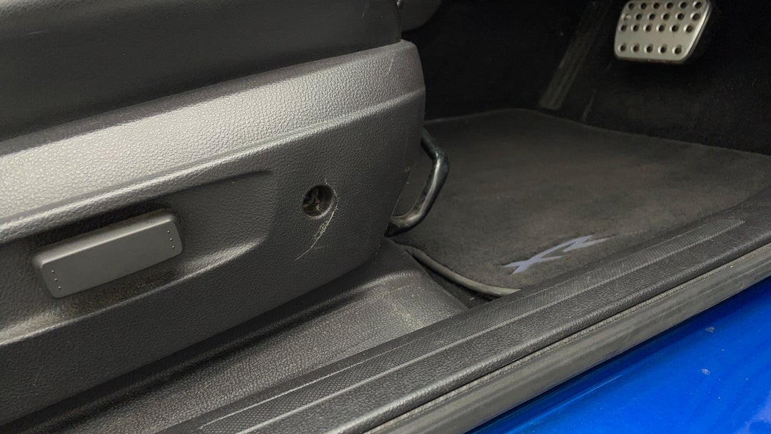 Seats Front RHS Scratch