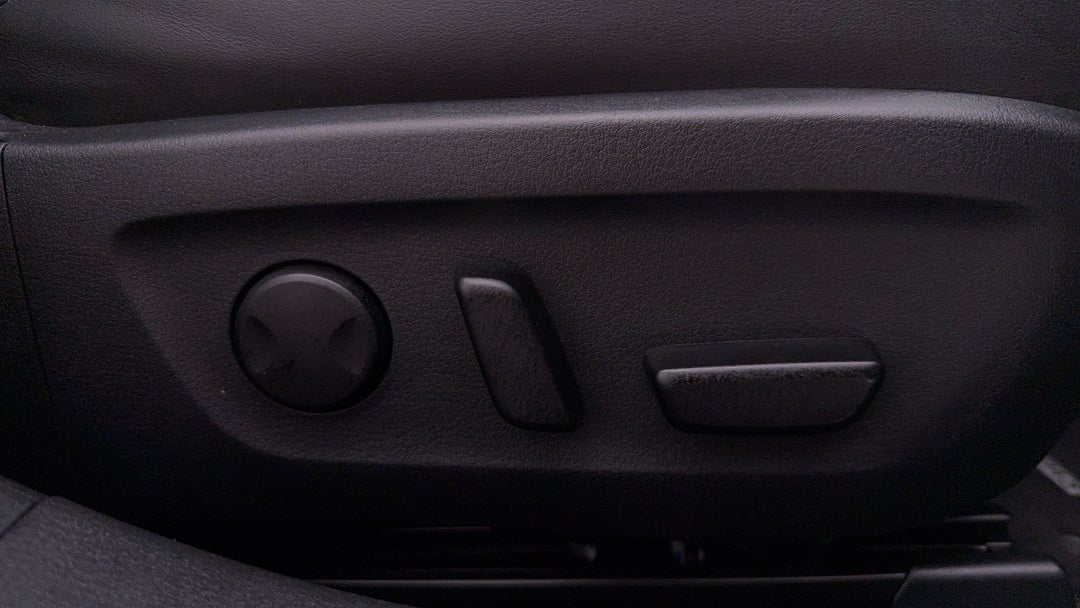 2024 Mazda 3 G20 Touring, Automatic, 11608 km, Drivers Side Adjustment Panel