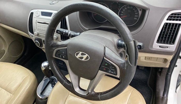 2011 Hyundai i20 ASTA 1.4 AT VTVT, Petrol, Automatic, 1,00,159 km, Steering wheel - Steering cover is minor torn