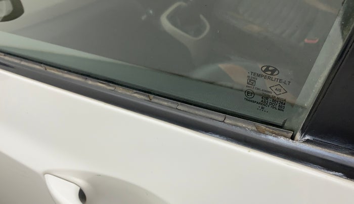 2018 Hyundai Xcent E+, CNG, Manual, 57,279 km, Front passenger door - Weather strip has minor damage