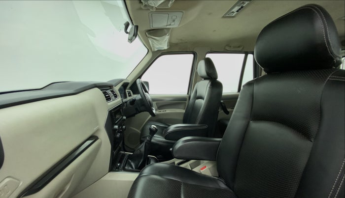 2018 Mahindra Scorpio S7 120 BHP 2WD, Diesel, Manual, 32,382 km, Right Side Front Door Cabin
