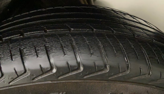2012 Maruti Eeco 7 STR, CNG, Manual, 73,026 km, Left Rear Tyre Tread