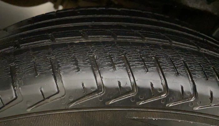 2012 Maruti Eeco 7 STR, CNG, Manual, 73,026 km, Right Rear Tyre Tread