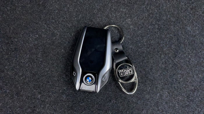 BMW 5 SERIES-Key Close-up