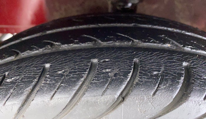 2015 Hyundai Eon SPORTZ, Petrol, Manual, 39,512 km, Left Front Tyre Tread