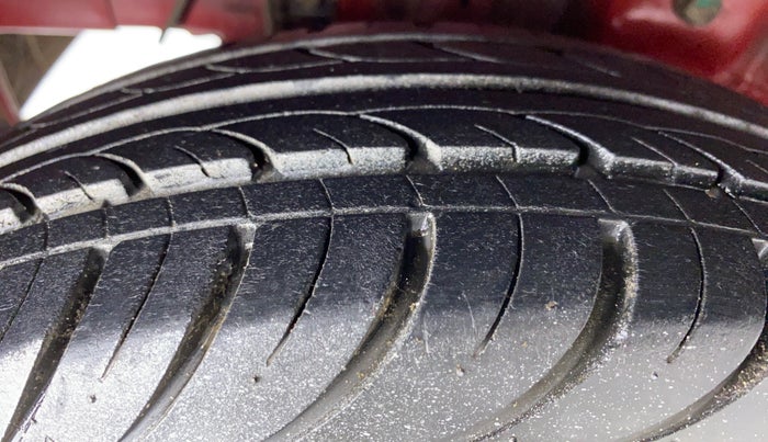 2015 Hyundai Eon SPORTZ, Petrol, Manual, 39,512 km, Right Rear Tyre Tread