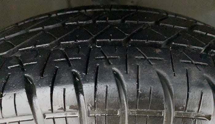 2010 Maruti Swift VXI, Petrol, Manual, 46,741 km, Right Front Tyre Tread