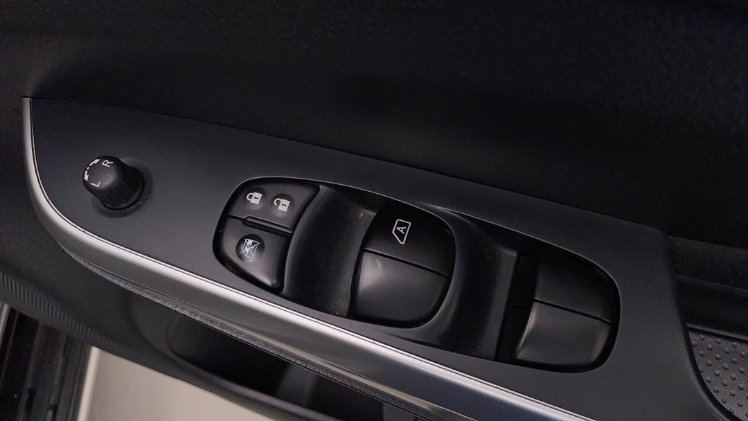 2018 Nissan Navara St (4x4), Automatic, 74104 km, Drivers Side Door Panel Controls