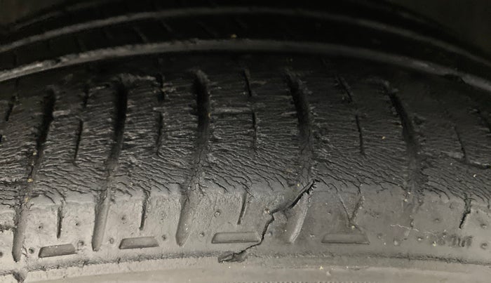 2014 Volkswagen Jetta COMFORTLINE 2.0L TDI, Diesel, Manual, 87,321 km, Left front tyre - Minor crack