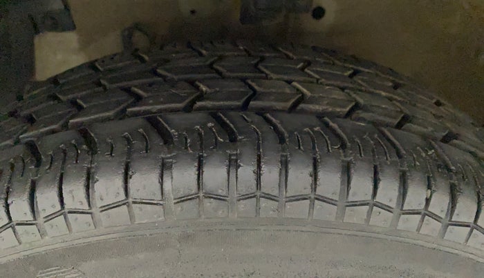 2014 Maruti Swift VXI, Petrol, Manual, 27,069 km, Left Front Tyre Tread