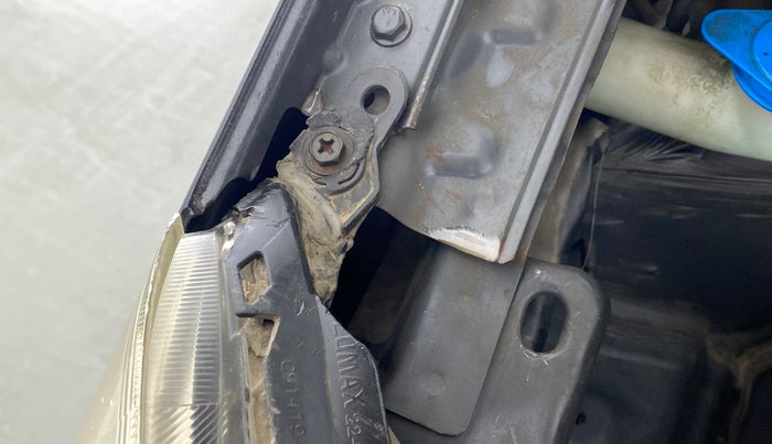 2010 Maruti Wagon R 1.0 LXI, Petrol, Manual, 32,075 km, Right headlight - Clamp has minor damage