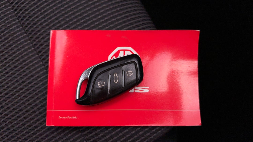 2022 MG HS Core, Automatic, 74345 km, Key Close-up