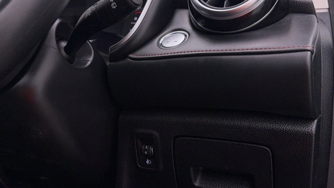 2022 MG HS Core, Automatic, 74345 km, Utility Switches/Buttons