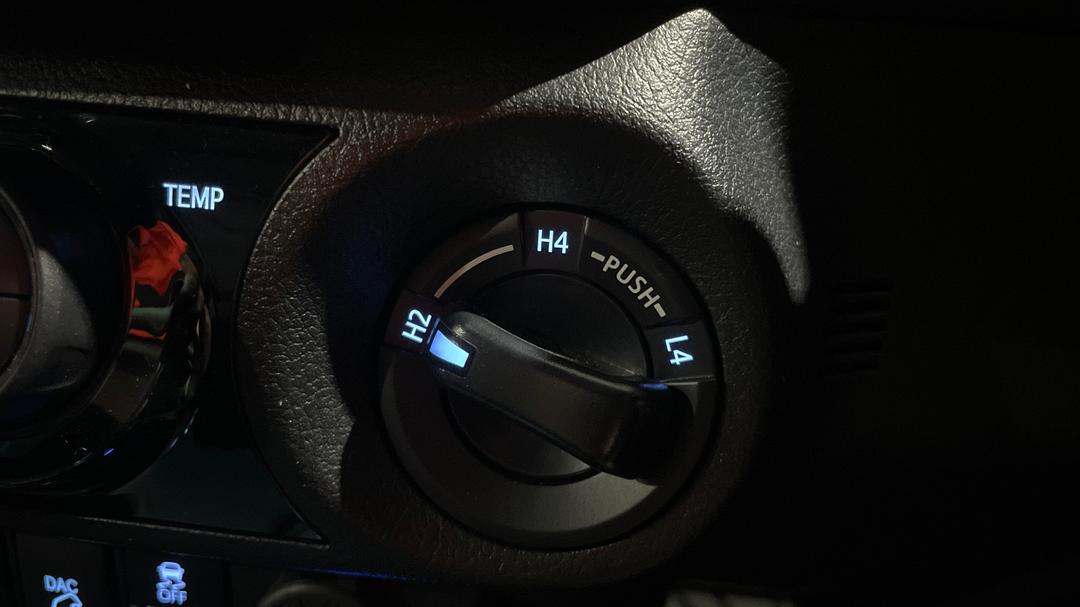 2024 Toyota Hilux Rogue 48v (4x4), Automatic, 9767 km, Utility Switches/Buttons