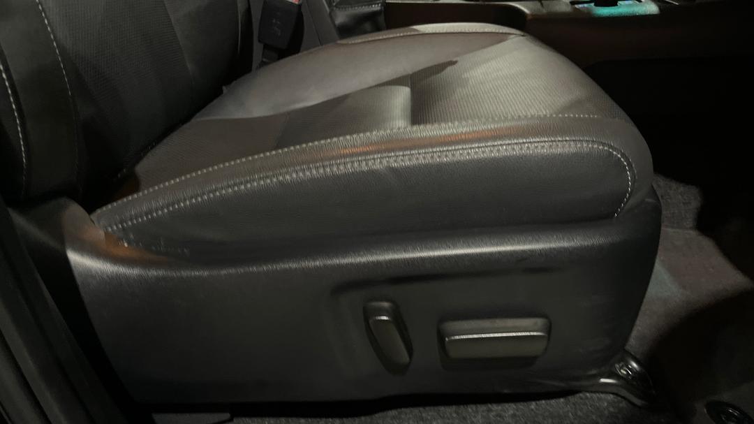 2024 Toyota Hilux Rogue 48v (4x4), Automatic, 9767 km, Drivers Side Adjustment Panel