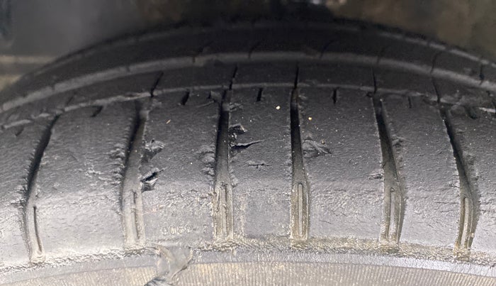 2015 Hyundai Eon SPORTZ, Petrol, Manual, 66,533 km, Left Front Tyre Tread