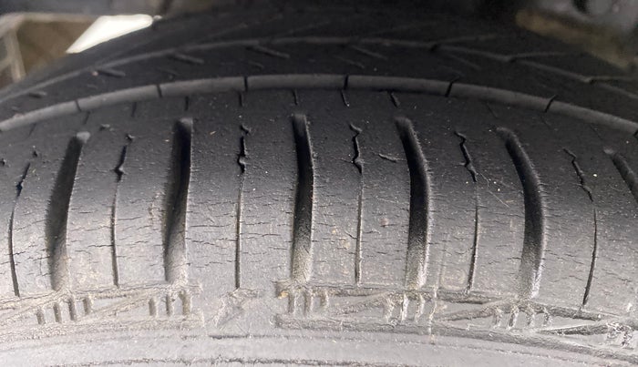 2015 Hyundai Eon SPORTZ, Petrol, Manual, 66,533 km, Right Rear Tyre Tread