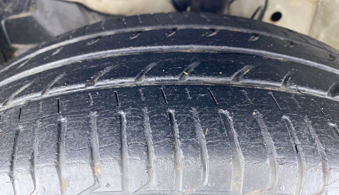 2015 Honda Jazz 1.2 SV PETROL, CNG, Manual, 46,165 km, Left Front Tyre Tread