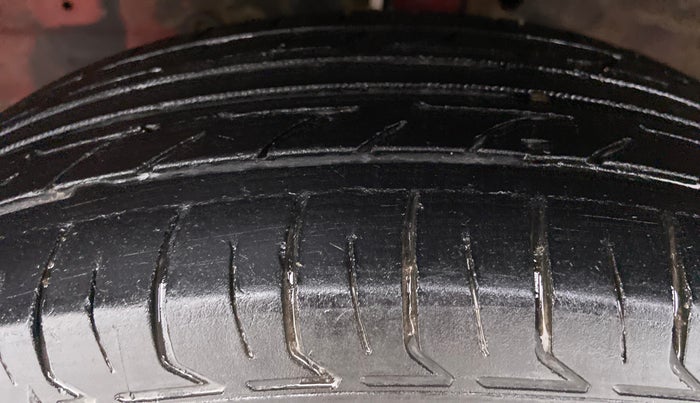 2015 Maruti Swift VXI D, Petrol, Manual, 76,261 km, Left Front Tyre Tread