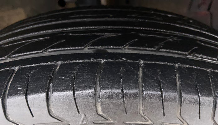 2015 Maruti Swift VXI D, Petrol, Manual, 76,261 km, Right Front Tyre Tread