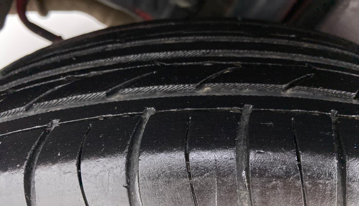 2015 Maruti Swift VXI D, Petrol, Manual, 76,261 km, Right Rear Tyre Tread