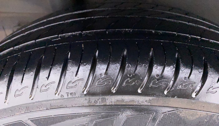 2021 Hyundai VENUE SX(O) CRDi, Diesel, Manual, 31,672 km, Right Rear Tyre Tread