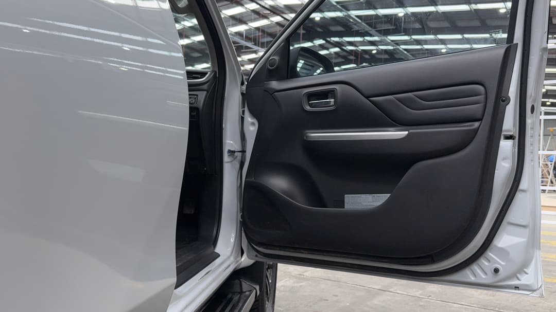 2023 Mitsubishi Triton Gsr (4x4), Automatic, 40867 km, Speaker View