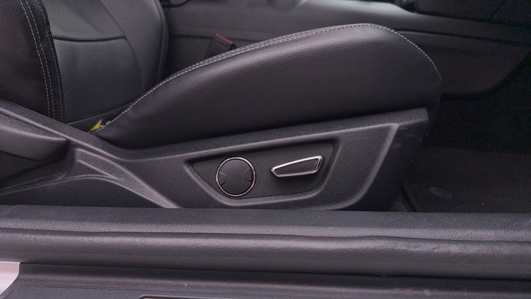 2017 Ford Mustang Fastback Gt 5.0 V8, Automatic, 59570 km, Drivers Side Adjustment Panel