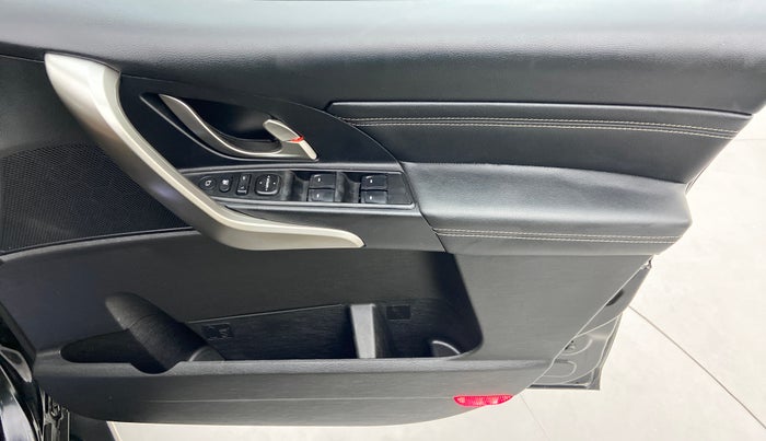 2019 Mahindra XUV500 W11 (O), Diesel, Manual, 23,017 km, Driver Side Door Panels Control