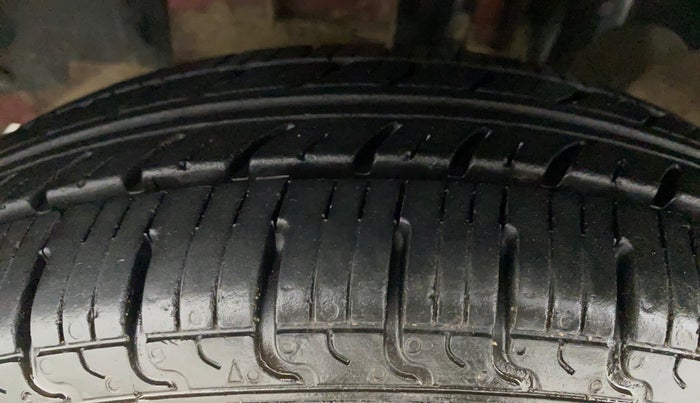 2017 Renault Kwid 1.0 RXT, Petrol, Manual, 64,135 km, Left Front Tyre Tread