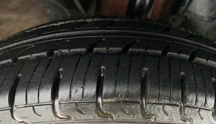 2017 Renault Kwid 1.0 RXT, Petrol, Manual, 64,135 km, Right Front Tyre Tread